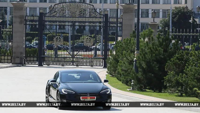 Лукашэнка правёў тэст Tesla і параўнаў з беларускай Geely