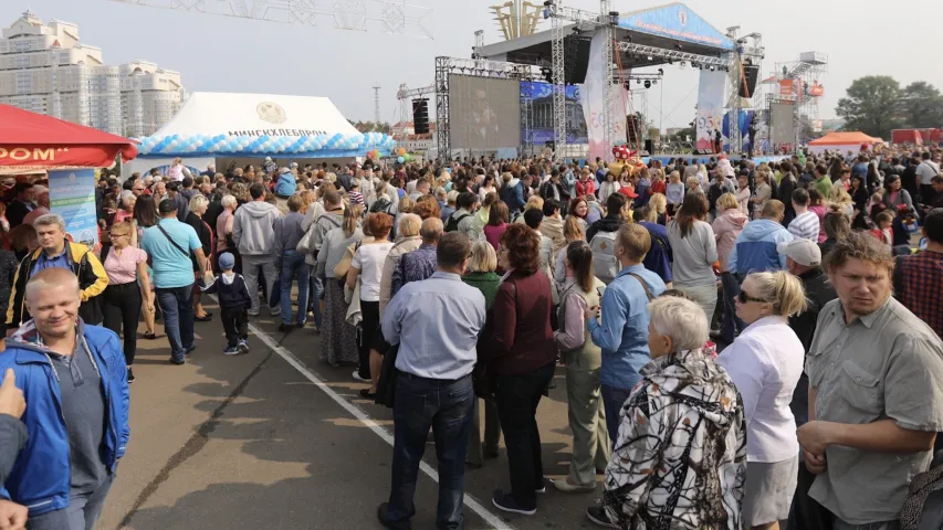 У Мінску на Дзень горада раздавалі бясплатны торт — за чаргой сачыў АМАП