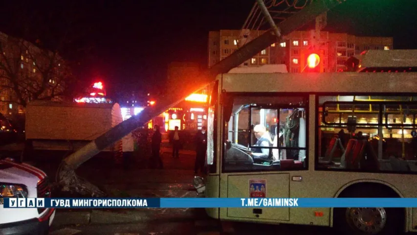 У Мінску тралейбус наехаў на слуп, пацярпелі пасажыры