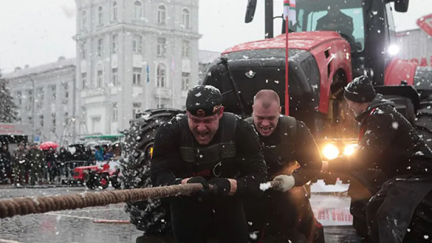 У Мінску паставілі сусветны рэкорд па буксіроўцы трактара канатам (фота)