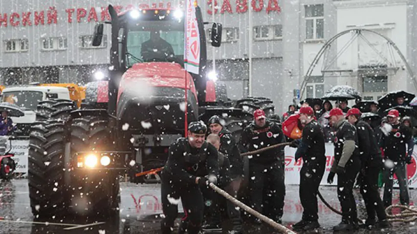 У Мінску паставілі сусветны рэкорд па буксіроўцы трактара канатам (фота)