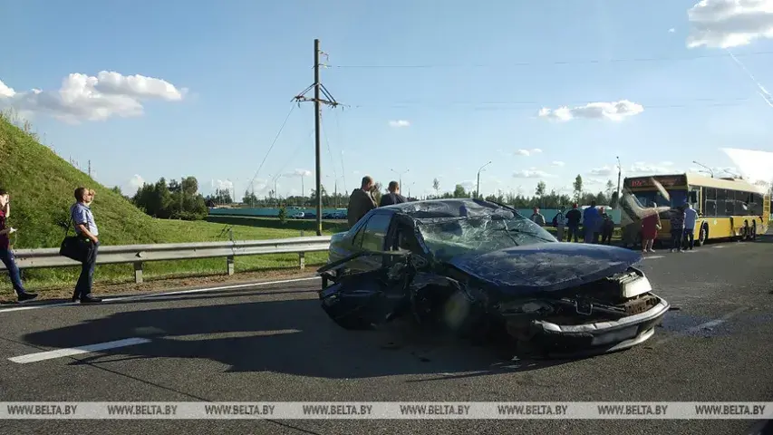 На трасе пад Мінскам сутыкнуліся машына і рэйсавы аўтобус (фота)