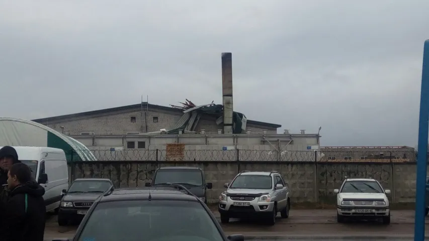 У Магілёве вецер сарваў дах з завода, пацярпеў аўтамабіль (фота)