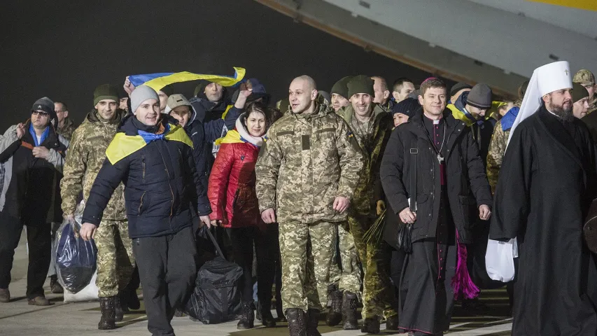 Як ва Украіне сустракалі вызваленых з палону (фотарэпартаж) 