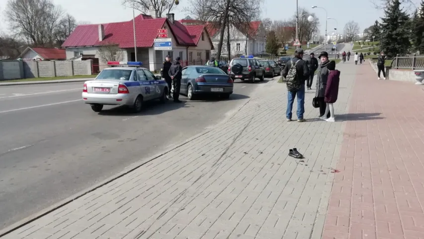 Аўтамабіль у Ваўкавыску заехаў у людзей на прыпынку (фота, відэа)