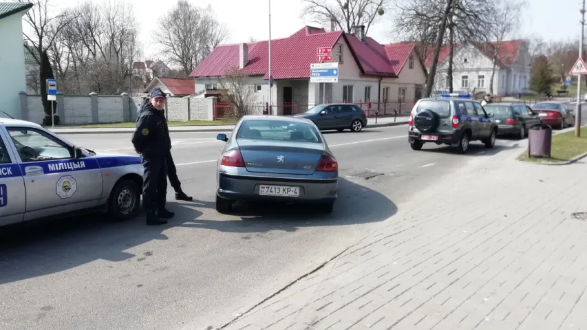 Аўтамабіль у Ваўкавыску заехаў у людзей на прыпынку (фота, відэа)