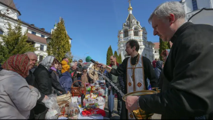 У праваслаўных храмах ідзе асвячэнне велікодных страваў