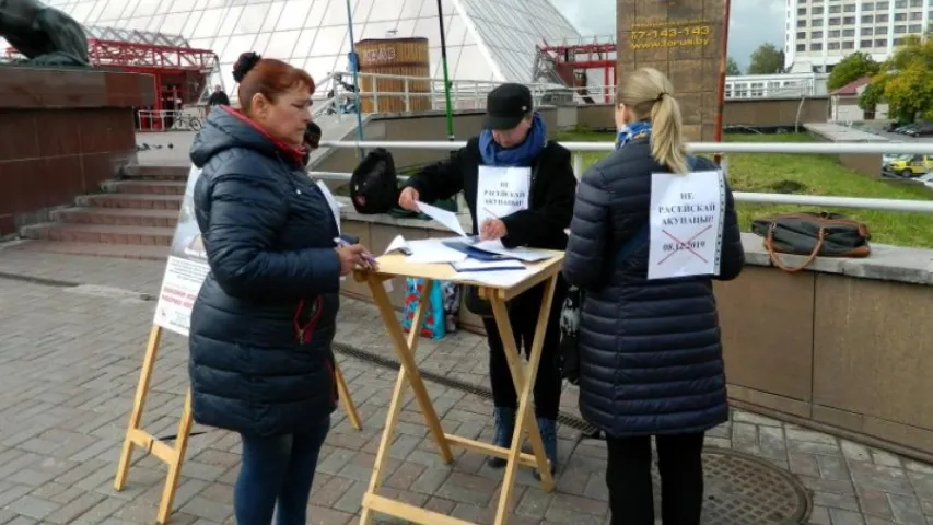 Мужчына напаў на выбарчы пікет у Віцебску за надпіс "Не — расійскай акупацыі!"