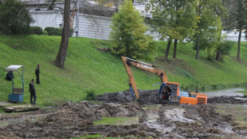 У Віцебску ледзь не патануў экскаватар, які чысціў рэчышча Віцьбы (фота)