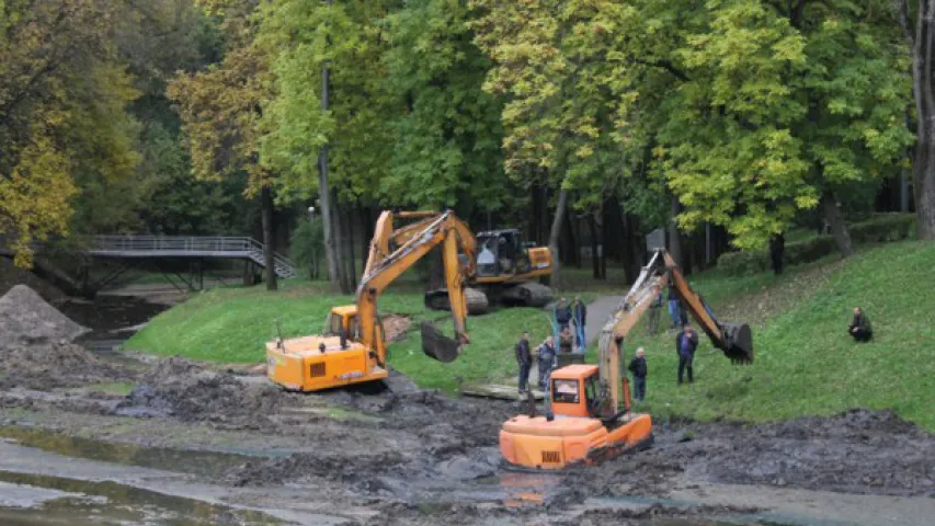 У Віцебску ледзь не патануў экскаватар, які чысціў рэчышча Віцьбы (фота)