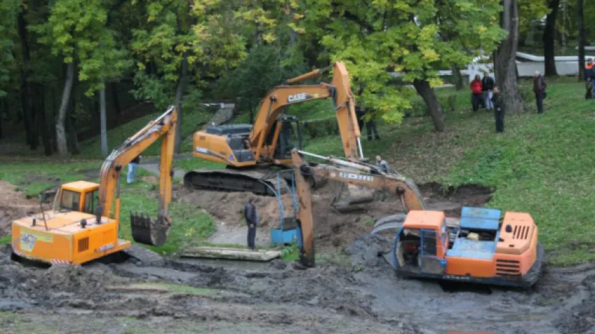 У Віцебску ледзь не патануў экскаватар, які чысціў рэчышча Віцьбы (фота)