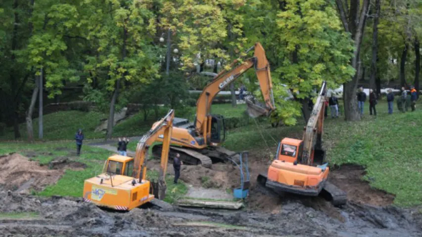 У Віцебску ледзь не патануў экскаватар, які чысціў рэчышча Віцьбы (фота)