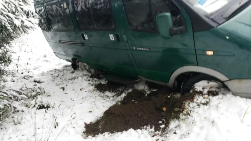 Пад Вілейкай пры аўтааварыі мікрааўтобуса былі заблакаваныя 4 пасажыры (фота)