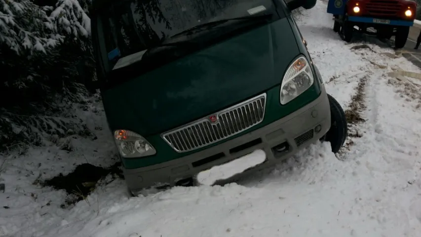 Пад Вілейкай пры аўтааварыі мікрааўтобуса былі заблакаваныя 4 пасажыры (фота)