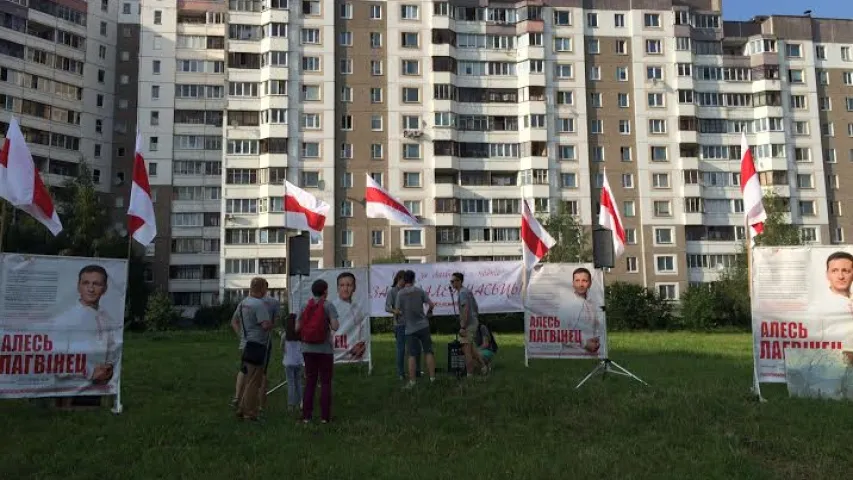 Лявон Вольскі спявае ў Мінску на перадвыбарчым пікеце Алеся Лагвінца (фота)