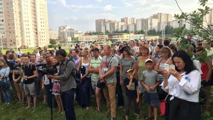 Лявон Вольскі спявае ў Мінску на перадвыбарчым пікеце Алеся Лагвінца (фота)