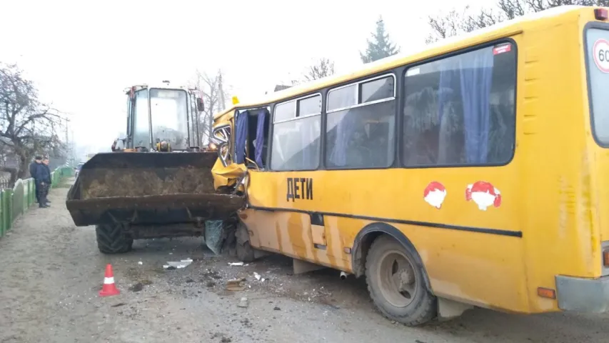 Школьны аўтобус з дзецьмі ў Воранаўскім раёне ўрэзаўся ў пагрузчык