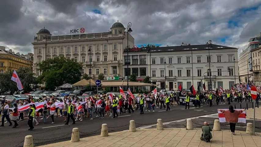 Фотофакт: Белорусы идут маршем по Варшаве в годовщину начала протестов