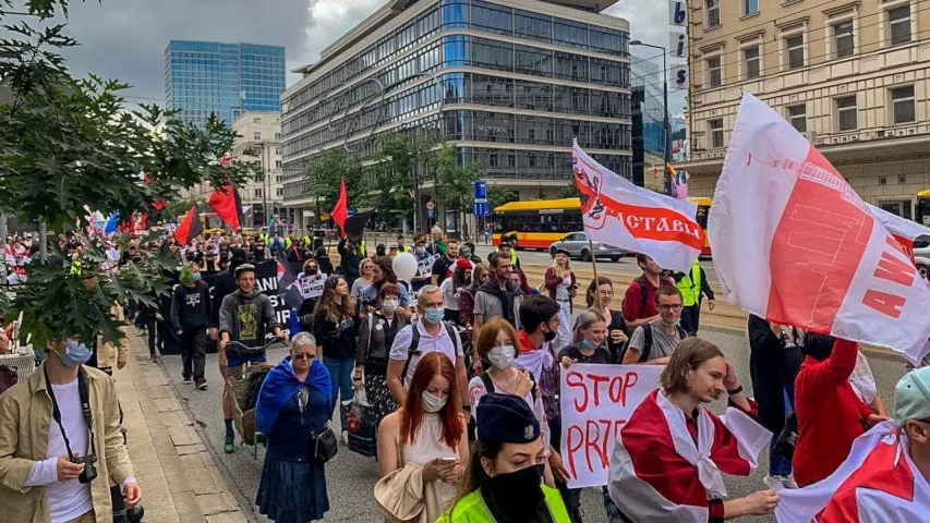 Фотофакт: Белорусы идут маршем по Варшаве в годовщину начала протестов