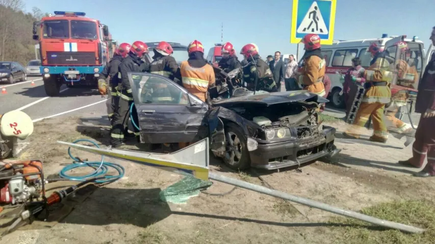 На Брэстчыне на аўтадарозе М-1 сутыкнуліся тры аўтамабілі, ёсць загінулы