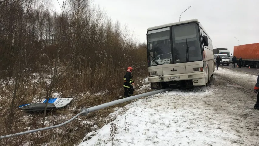 Пасажырскі аўтобус “Брэст — Гродна” знёс асвятляльную мачту (фота)