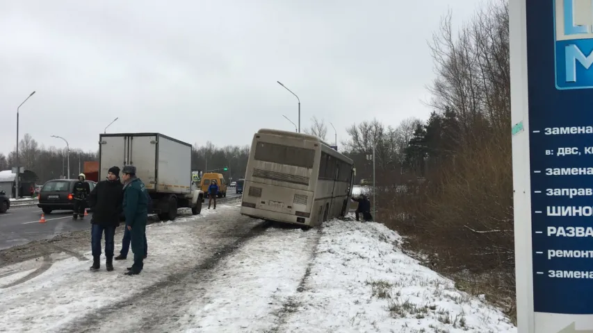 Пасажырскі аўтобус “Брэст — Гродна” знёс асвятляльную мачту (фота)