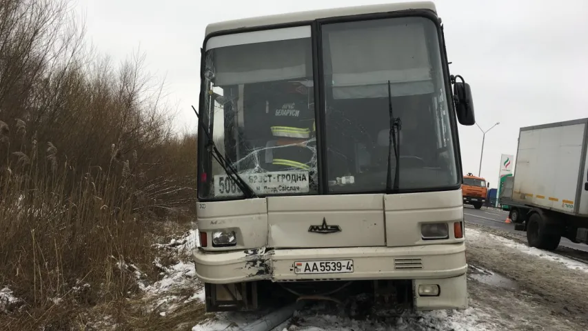 Пасажырскі аўтобус “Брэст — Гродна” знёс асвятляльную мачту (фота)