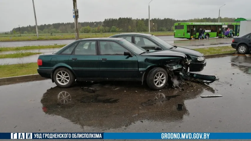 У Гродне мужчына на Peugeot атакаваў аўтамабілі і асвятляльныя мачты