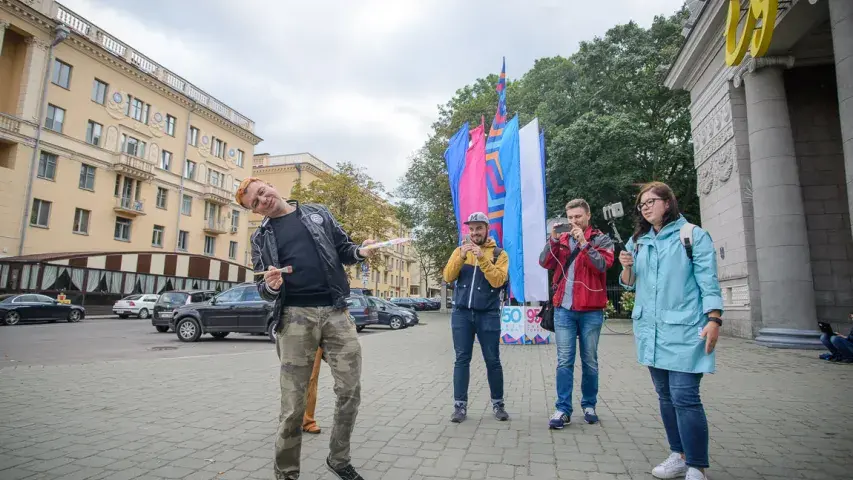 Лявон Вольскі размаляваў сам сябе каля ўваходу ў мінскі парк Горкага (фота)