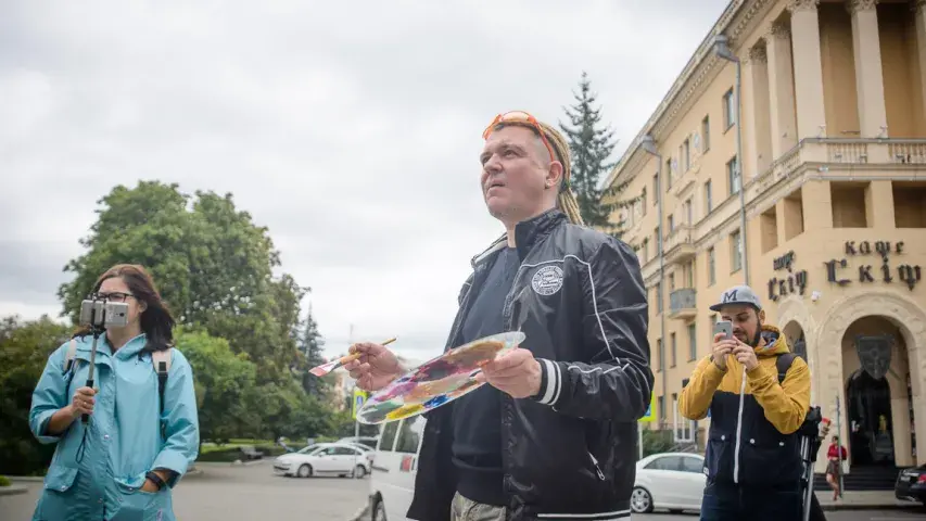 Лявон Вольскі размаляваў сам сябе каля ўваходу ў мінскі парк Горкага (фота)