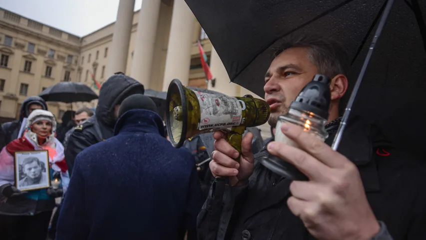 Каля КДБ у Мінску прайшла апазіцыйная акцыя. Фотарэпартаж