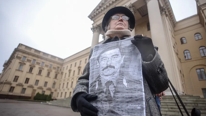 Каля КДБ у Мінску прайшла апазіцыйная акцыя. Фотарэпартаж