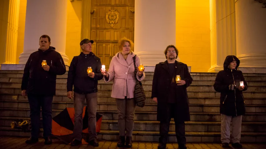 "Ланцуг памяці": да КДБ ў Мінску прынеслі партрэты расстраляных у 1937-м (фота)