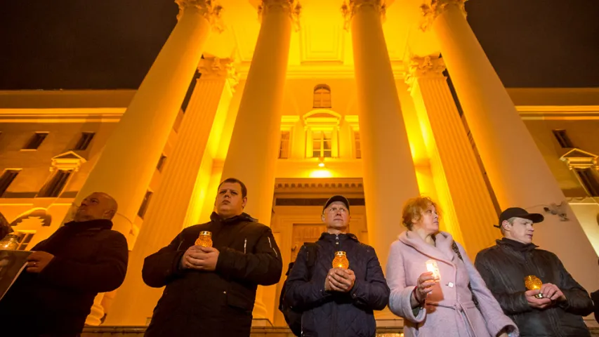 "Ланцуг памяці": да КДБ ў Мінску прынеслі партрэты расстраляных у 1937-м (фота)