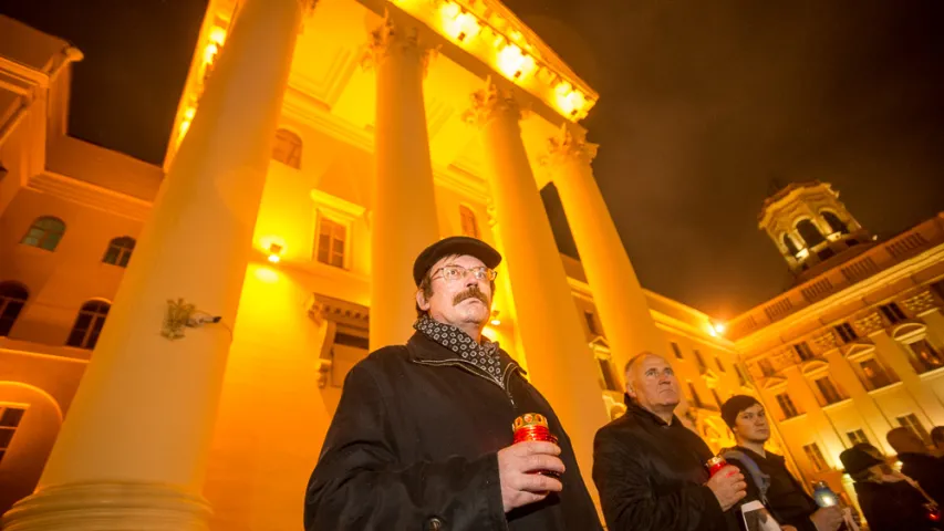 "Ланцуг памяці": да КДБ ў Мінску прынеслі партрэты расстраляных у 1937-м (фота)