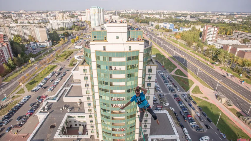 У Мінску канатаходзец прайшоў на вышыні 70 м паміж двума будынкамі (фота)