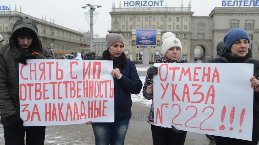 Як прадпрымальнікаў выціскалі з плошчы камунальнікі з шуфлямі