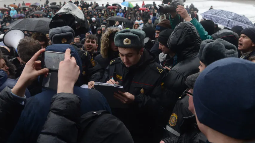 Як прадпрымальнікаў выціскалі з плошчы камунальнікі з шуфлямі