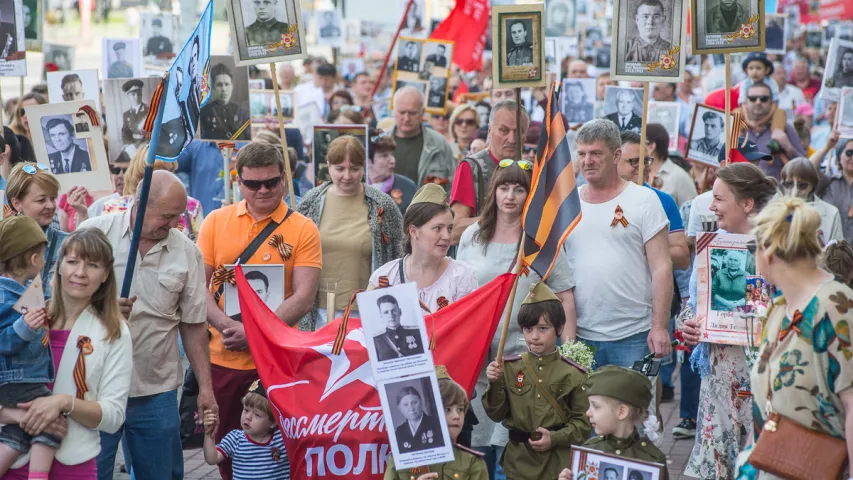 Фотарэпартаж: Як святкавалі 9 траўня на плошчы Перамогі ў Мінску