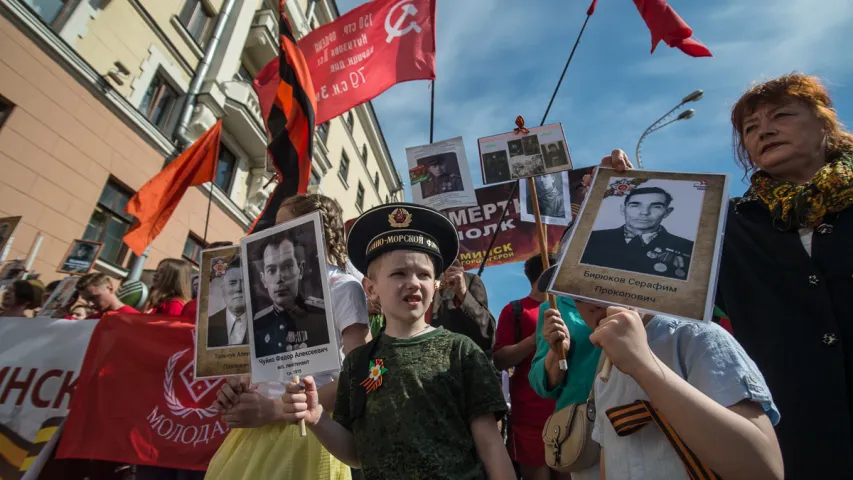 Фотарэпартаж: Як святкавалі 9 траўня на плошчы Перамогі ў Мінску