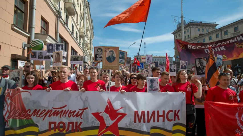 Фотарэпартаж: Як святкавалі 9 траўня на плошчы Перамогі ў Мінску