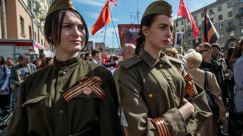 Фотарэпартаж: Як святкавалі 9 траўня на плошчы Перамогі ў Мінску