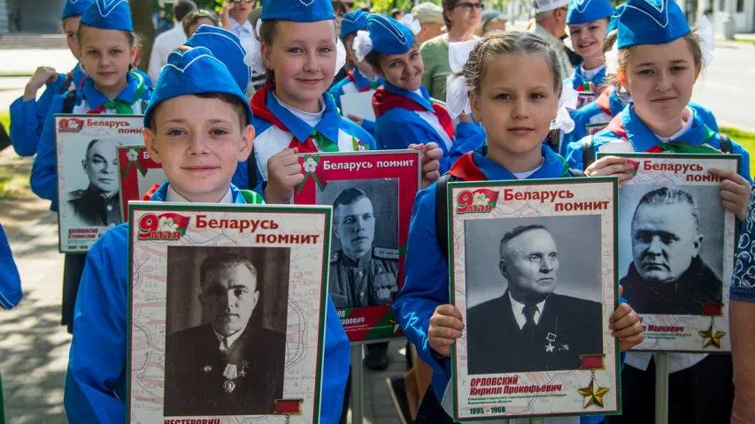 Фотарэпартаж: Як святкавалі 9 траўня на плошчы Перамогі ў Мінску