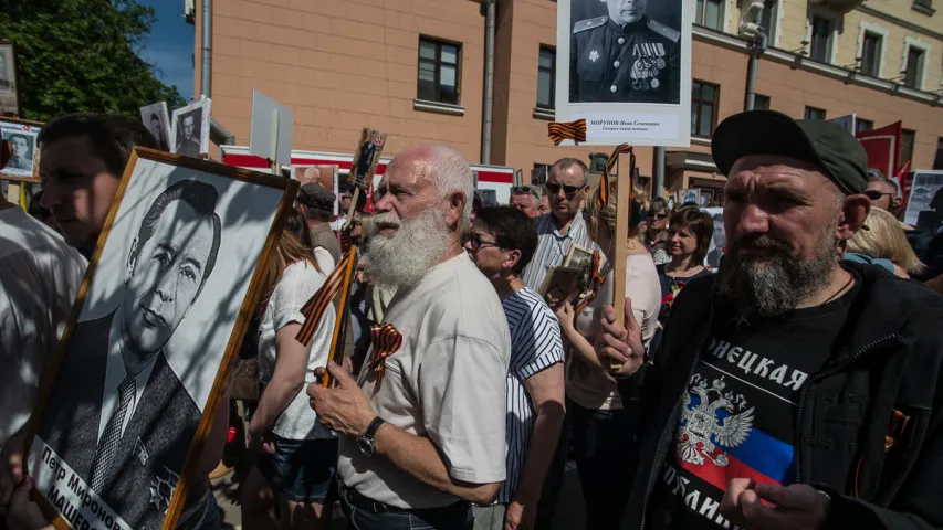 Фотарэпартаж: Як святкавалі 9 траўня на плошчы Перамогі ў Мінску