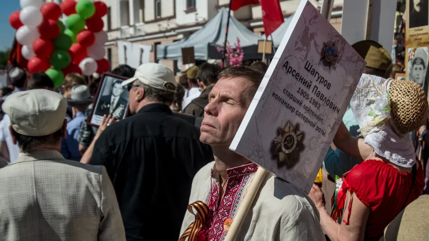 Фотарэпартаж: Як святкавалі 9 траўня на плошчы Перамогі ў Мінску