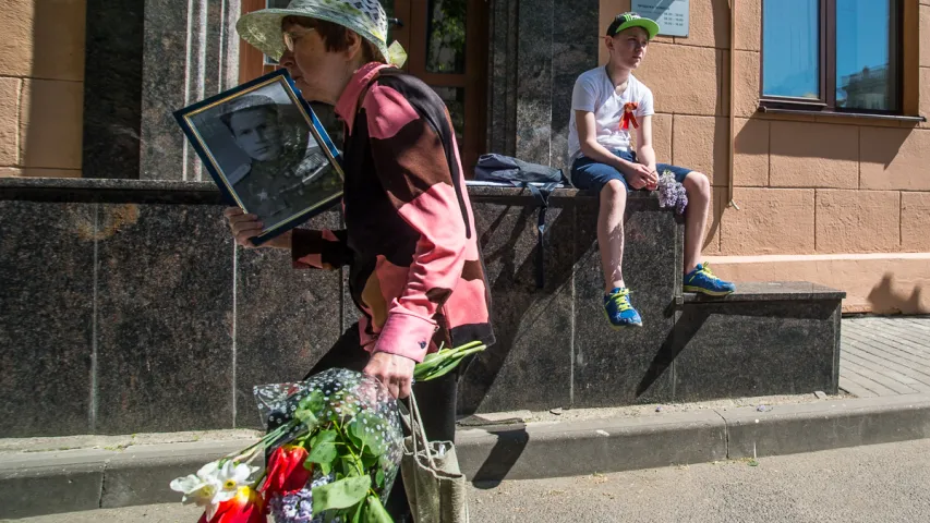 Фотарэпартаж: Як святкавалі 9 траўня на плошчы Перамогі ў Мінску