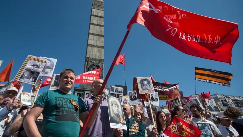 Фотарэпартаж: Як святкавалі 9 траўня на плошчы Перамогі ў Мінску