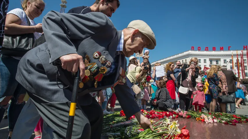 Фотарэпартаж: Як святкавалі 9 траўня на плошчы Перамогі ў Мінску