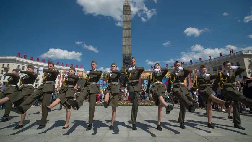 Фотарэпартаж: Як святкавалі 9 траўня на плошчы Перамогі ў Мінску