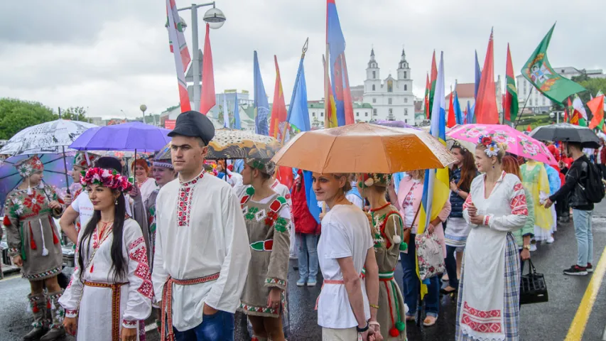 БРСМ правёў свой Дзень вышыванкі — пад дажджом і з бонсцікамі